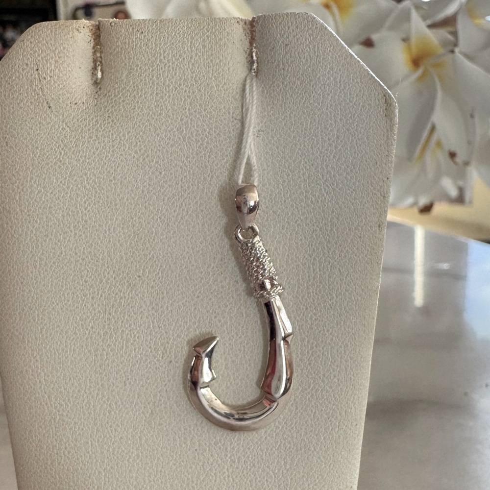 925/Elegant Silver Fish-Hook Pendant. 3D